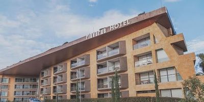 Bemsa Propiedad Raiz ofrece para la venta  aparta suite en Rionegro cerca al aeropuerto, exclusiva unidad con operación hotelera, cuenta con parqueadero y cuarto util, la unidad cuenta con gimnasio, sauna, turco, restaurante, servicio de aseo. El inmueble cuenta con 67.57 metros, 1 alcoba con baño privado, sala comedor, cocina integral, baño social, balcon con vista hacia la reserva 