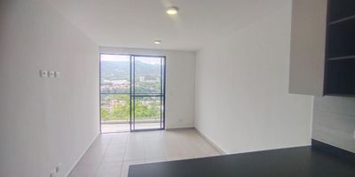 Apartamento en venta en La Macarena en unidad cerrada, cerca a supermercados de cadena, rutas de transporte público y servicios complementarios de la zona. Cuenta con salacomedor, dos habitaciones con closet, dos baños, cocina integral en mesón de piedra sinterizada, estufa, calentador a gas y zona de ropas. La unidad posee de un parqueadero cubierto con cuarto útil, ascensor, gimnasio, salón comunal, sauna turco, circuito cerrado de tv, vigilancia y portería las 24 horas. Inmueble sujeto a verificación de disponibilidad