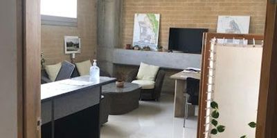 Arriendo de local en Rionegro, Antioquia, ubicado en el barrio El Porvenir. Este espacio de 29 m², versátil para oficina o comercio, cuenta con un baño y un parqueadero. Con 4 años de antigüedad y estrato 4, ofrece una excelente ubicación para su negocio. El canon de arriendo es de $1,750,000. Para conocer más detalles o visitar este local en Rionegro, contáctenos por WhatsApp o consulte los teléfonos disponibles.