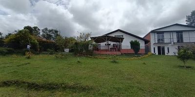 Casa finca en arriendo, construido 400 m2, lote 3.000. Son dos casas, la principal y un apartamento completo, la casa cuenta con: hall, sala, comedor, cocina con gas propano, 1 baño social, en el primer piso 4 habitaciones con closet 1 de ellas con baño, en el segundo piso habitacion con sala closet y baño, patio de ropas, parqueadero cubierto para 4 carros, zona verde, arboles frutales, vista panoramica. El apartamento es de 100 M2, cuenta con: sala comedor, cocina abierta, zona de ropas, estudio, baño y zona verde. La finca esta ubicada en un condominio privado, cerca a Marinilla, sobre la autopista Medellin bogota.