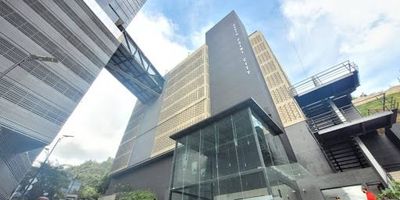 Excelente apartaestudio tipo loft en arriendo barrio Barrancas, cuenta con 30 mts excelente iluminacion y vnetilacion natural, sala comedor,  habitación con closet,  baño con ducha electrica, cocina integral con estufa electrica, y zona de ropa, pisos en cerámica y madera laminada, adicional cortinas. Este inmueble se caracteriza por su excelente distribución, comodidad y acabados de alta calidad ofreciendo un ambiente perfecto, adicional cuenta con vista panorámica lo que lo convierte en un lugar ideal para vivir. El edificio cuenta con vigilancia, gimnasio, ascensor y zona infantil, se encuetra ubicado en un octavo piso y su garaje es para visitantes, sus vías de acceso como la calle ciento cincuenta y cinco y av carrera septima, cerca zona comercial y transporte publico. para más información comuníquese con el ejecutivo comercial david rodriguez al celular o whatsapp 3165231297 o al correo juan.rodriguezinmobiliariasaliadas.com