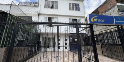 Gespron alquila apartamento en barrio CRISTOBAL COLON, segundo piso sin ascensor, consta de sala comedor amplio e iluminado, DOS habitaciones, Closet de piso a techo, bañó completo, cocina semi integral, zona de oficios con lavadero e instalación para lavadora, servicios independientes, parqueadero para DOS motos, cerca a parques, zonas verdes, cerca a canchas panamericanas, Que esperas llámanos ya!!!!! 8852929