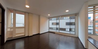 APARTAMENTO REMODELADO UBICADO EN EXCELENTE ZONA DE LA CIUDAD, CUENTA EN SU INTERIOR CON HALL DE ENTRADA, ZONA DE ROPAS, CALENTADOR ELECTRICO, SALA COMEDOR CON BALCON, COCINA INTEGRAL ELECTRICA DE INDUCCION, ZONA DE ESTUDIO, UN BAÑO, UNA ALCOBA, NO CUENTA CON PARQUEADERO, DEPOSITO. EL EDIFICIO CUENTA CON VIGILANCIA LAS 24 HORAS, DOS ASCENSORES,  59 AÑOS DE CONSTRUIDO