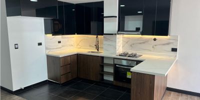 Disfruta de la comodidad y elegancia en este espectacular apartamento para estrenar ubicado en uno de los mejores sectores de Envigado, Antioquia. Con un área 110 M2, este apartamento ubicado en edificio, en un 4 piso sin ascensor,  te ofrece un amplio espacio para vivir con tu familia y tener el hogar de tus sueños.

Con 3 acogedoras habitaciones dos de ellas con baño privado,  cocina integral abierta, sala-comedor con chimenea y balcón, patio de ropas, cuarto útil..  Su diseño moderno y funcional te permite disfrutar de una gran cantidad de luz natural en todas las áreas. 

Su ubicación en una zona residencial te garantiza un ambiente tranquilo y seguro para ti y los tuyos. Además, cuenta con acceso pavimentado y está cerca de colegios, universidades y transporte público,  centro comercial Viva Envigado. 

No pierdas esta oportunidad de adquirir un apartamento único en su tipo, con todas las comodidades y en una ubicación privilegiada. Contáctanos para más información y agenda una visita para que puedas verlo en persona. ¡Este puede ser el hogar que siempre has soñado!
