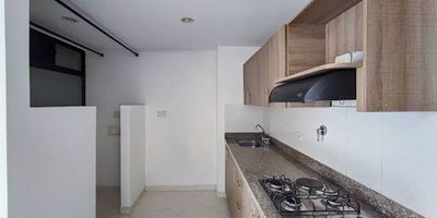 Apartamento interno para la arriendo ubicado en segundo piso en el sector central del barrio La Castellana en Medellín, con muy buenos acabados. Se encuentra en una excelente ubicación, cerca del Éxito Laureles y la glorieta de Don Quijote, lo que facilita el acceso a servicios, comercio y transporte en una zona residencial tranquila y bien conectada. Ideal para quienes buscan comodidad y cercanía a todo.