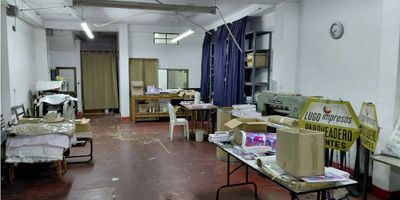 VENTA BODEGA EN BARRIO EL PILOTO CALI,  Área Bodega Piso1 :175 mts², Ancho bodega: 5.83 mt , Largo Bodega: 30 mts,. Altura 3.5 mts, Portón entrada de Bodega: 2.90/altura  x 3.0 mts  de ancho. Energía Trifásica, . so de Suelo Industrial,Oficinas en 2do piso con área de 175 mts. Apartamento o Zona de oficinas, 2 habitaciones, Patio  Baño Bodega Pequeña, Oficina con Aire acondicionado, Circuito Cerrado con 8 cámaras, Buenas vías de acceso. Alquiler $4.2  millones + IVA.  Adicionales: ,-Circuito de T.V -Divisiones y cortinas -Estanterias -mula de mano -mesas de trabajo (2)
