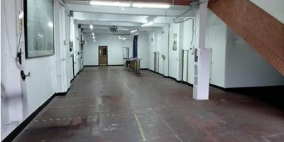 ARRIENDO BODEGA EN BARRIO EL PILOTO CALI,  Área Bodega Piso1 :175 mts², Ancho bodega: 5.83 mt , Largo Bodega: 30 mts,. Altura 3.5 mts, Portón entrada de Bodega: 2.90/altura  x 3.0 mts  de ancho. Energía Trifásica, . Uso de Suelo Industrial, oficinas en 2do piso con área de 175 mts. Apartamento o Zona de oficinas, 2 habitaciones, Patio ,Baño, Bodega Pequeña, Oficina con Aire acondicionado, Circuito Cerrado con 8 cámaras, Buenas vías de acceso. Precio + IVA.  Adicionales: -Circuito de T.V -Divisiones y cortinas -Estanterias -mula de mano -mesas de trabajo (2).Venta $650 mill.
