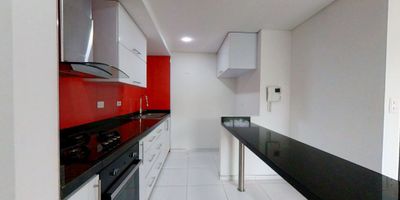 Apartamento en Venta en Normandía – Engativá, Bogotá | 2 habitaciones, parqueadero, excelente ubicación

Apartamento en venta de 74 m², con vista exterior, ubicado en un segundo piso del Edificio Normandía 1. Cuenta con parqueadero cubierto privado  y acceso por ascensor.

Distribución: 2 habitaciones, 2 baños, sala comedor, cocina integral independiente, zona de lavandería. Pisos laminados en habitaciones y zona social; cerámica en baños y cocina.

Características del edificio:
– Acceso por ascensor
– Vigilancia privada 24/7
– Parqueadero cubierto
– Edificio tranquilo y bien ubicado

Ubicación privilegiada:
Cerca al centro comercial Salitre Plaza, Olímpica, Ara, Éxito, Colegio Militar Simón Bolívar, Universidad Libre, y estaciones SITP. Vías principales cercanas: Av. El Dorado y Av. Boyacá.

Área construida: 74 m²
Estrato: 4
Antigüedad: 10 años
Administración aproximada: $308.000
Tour virtual disponible

Se aceptan créditos hipotecarios, FNA y leasing habitacional.
Si aún no cuentas con la aprobación del crédito, te ayudamos a gestionarlo con el respaldo de entidades aliadas.

Una excelente opción para vivir o invertir en un sector residencial con alta valorización.

H
