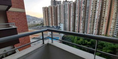 Vendo excelente APARTAMENTO, CON PARQUEADERO Y CUARTO UTIL,  ubicado en un buen sector, muy cerca al centro comercial Puerta del Norte; igualmente , a Norteamérica, Batallón pedro Nel Ospina, la unidad residencial se llama  Torre Navarra Bello, apto tiene un área total de 47 m2, cuenta con: Sala - comedor, 2 habitaciones, 2 closet, 1 baño, cocina integral, piso cerámica, balcón con doble ventana con muy buena vista , tiene calentador, tiene su parqueadero privado, también de visitantes, ademas se incluye cuarto útil, la unidad tiene excelente zonas sociales, parque infantil, piscina con kioscos. Además tiene seguridad privada las 24 horas del día, circuito de tv, con transporte público.  
