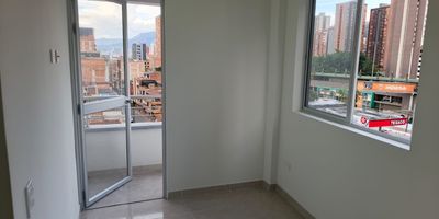 Apartamento nuevo para estrenar ubicado en el sexto piso, en la parte baja de Sabaneta, muy cerca del Mall Vegas Plaza y con fácil acceso a la estación del metro. Cuenta con un área de 50 M2, distribuidos en 2 habitaciones, 1 baño, cocina abierta, sala-comedor y zona de ropas. Ubicado en edificio sin ascensor, con administración de $120.000 y estrato 3. Ideal para quienes buscan comodidad, buena ubicación y excelente valorización.