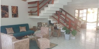 Cod. 9345FR914

Venta casa para hostal en El Rodadero en Santa Marta a tan solo 3 cuadras de la playa y consta de:

Primer piso: Garaje, Patio, un aptoestudio independiente con baño y cocina, sala grande, comedor cocina integral amplia, patio grande, habitacion con baño privado, baño social, habitacion en segundo piso al final con su baño.

Segundo piso: Cinco habitaciones con su respectivo baño privado, closets en el halls de habitaciones.

El Rodadero es una zona exclusiva del 100% de turismo nacional e internacional, un lugar de playa, acuarios, centro comercial Arrecife, diagonal a la carrera 4, vía principal, facil acceso a transporte, calle pavimentada y segura.

La propiedad cuenta con dimensiones de 280 metros cuadrados, aprovecha esta oportunidad y contactame
