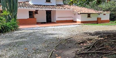 Se arrienda acogedora casa en Rionegro, con excelente ubicación cerca del aeropuerto, centros comerciales y en una zona de alta valorización. Cuenta con 300 m² distribuidos en 3 habitaciones, 3 baños, zona de ropas independiente, chimenea y espacios amplios y funcionales diseñados para brindar confort y bienestar. Ubicada en un entorno tranquilo y rodeado de naturaleza, ideal para quienes desean vivir cerca de todo, sin perder la paz de un ambiente campestre. ¡Una excelente oportunidad para disfrutar de calidad de vida en el oriente antioqueño!