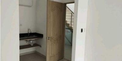 ¿Estás buscando un punto comercial estratégico para potenciar tu marca?. Este local en arriendo ubicado en el sector de Bello es una oportunidad que no puedes dejar pasar. Ideal para emprendedores y comerciantes que necesitan alta visibilidad, excelente conectividad y cercanía a zonas de alto flujo peatonal y vehicular.

Con 26m² ideal para la oficina,barbería spa u otro mercados que has querido colocar ,cuenta con aire acondiconado y circuito cerrado de seguridad.

Piso en cerámica  de fácil mantenimiento y buena

Ubicación estratégica en una zona comercial de alto movimiento, rodeado de lugares clave 

Este entorno garantiza un flujo constante de potenciales clientes, ideal para establecer una marca sólida y generar ventas desde el primer día.

No dejes pasar esta oportunidad de ubicar tu negocio en uno de los sectores con mayor proyección de Bello

¡Contáctanos ahora y agenda tu visita! El punto que estás buscando te está esperando.
