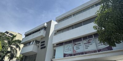 Local en arriendo en Barranquilla, Atlántico, en el barrio El Prado. Este espacio comercial de 44 m² es adecuado para su negocio, contando con 1 baño y 1 parqueadero para mayor comodidad y funcionalidad. Con 5 años de antigüedad, el inmueble se ubica en una zona de estrato 7 y dispone de vigilancia permanente para su seguridad. El valor de arriendo es de $1,800,000, con una administración aproximada de $497,900. Una buena oportunidad para establecer su empresa en una ubicación relevante en la Carrera 58 #70 - 129. Para conocer este local, contáctenos para más información o para agendar una visita. Opciones de WhatsApp, quiero que me contacten y ver teléfonos disponibles.