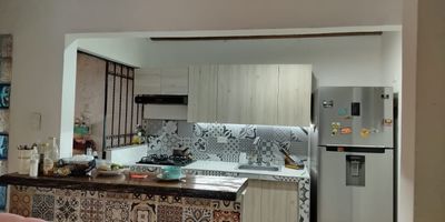 Santa María del Palmar, casa en venta, Palmira Valle.

Casa acogedora de dos pisos con un estilo rústico.
Primer piso cuenta con garaje para vehículo, cuenta con una cocina integral con barra enchapada, tiene una habitación, baño con ducha, zona de sala ay comedor, patio con zona de lavado.

Piso 2.
Cuenta con dos habitaciones con closets, un baño y un estudio .

Muy buena ubicación, cercano a la recta cali Palmira pradera, lo cual le brinda fácil acceso en transporte público o propio, cercano a supermercados y zonas verdes.

Valor $235.000.000