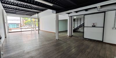 Excelente Local Comercial en el sector de Capricentro Itagui, sector la Esmeralda! Este local, ubicado en una zona estrategica, ofrece 238  metros cuadrados aproximadamente, listos para ser adaptados a las necesidades de tu actividad economica. Aprovecha esta oportunidad para establecer tu negocio en un area de alta demanda y visibilidad. No esperes mas para comenzar tu proyecto en este lugar ideal! Contactanos hoy mismo. Canon +ADMON + IVA 