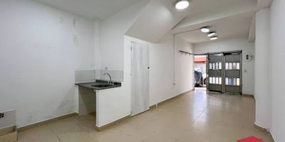 Local comercial en arriendo ubicado en Envigado, con buenos acabados y un área de 25 m². Se encuentra en una zona residencial tranquila, ideal para barberías, tiendas, papelerías, entre otros negocios. Está cerca de la Bota del Día, vías principales como la Avenida El Poblado y la canalización Ayurá, así como de la cancha La Paloma, colegio e iglesia San Marcos, panadería San Martín, centro educativo Los Pioneros, tiendas D1, laboratorio clínico El Portal y estación de gasolina Esso. Cuenta con excelente acceso a rutas de transporte público.