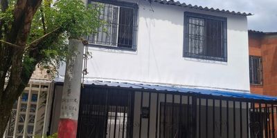 Casa en venta, villa Toscana , parques de la Italia.

casa de Dos pisos con garaje.
1 habitación en piso 1, un baño, sala comedor, cocina con gabinetes.
Zona de sala y comedor, patio.

Piso 2.
3 habitaciones, la principal con baño.
Un baños social

Casa en excelentes condiciones, cuenta con closets, antejardín cubierto y con rejas. Cercano a zonas verdes , colegios, supermercados, zona de valorización por su actual de desarrollo urbanístico.

Valor 223.000.000

