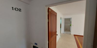 SE ARRIENDA
Hermoso apartamento de 80 MT" en excelente zona de Bogota ( metropolis ) te permitira disfrutar de espacios amplios y comodos ubicado en un primer piso este apartamento te ofrece 3 habitaciones con closets, sala comedor, cocina totalmente integral e independiente  cuarto de servicio con bano incluido y parqueadero al aire libre con principales vias de acceso y zonas  aledanas de alta importancia como Av. calle 80 Av. 68  cc metropolis, exito calle 80 asi como Alkosto de la Av. 68 , VALOR DEL CANON INCLUYE ADMINISTRACION   AGENDA TU VISITA ! 