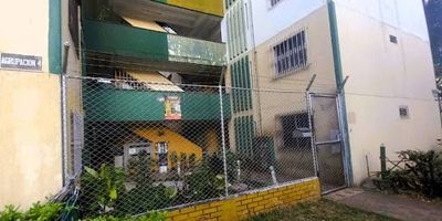 Vendo Apartamento barrio chiminangos calle 62 b Num 1A9-275 segundo piso,  cerca a chimisexta, Estaciones del Mio, supermercados, clinicas, instituciones estudiantiles,  cuenta con excelente ventilacion e iluminacion natural, consta de sala comedor, 3 habitaciones, 2 closets, 1 baño, 1 cocina con red de gas natural, zona de oficio, estrato 3. Agenda tu cita 3169472528- 3175580093- 3157200137-3157075676-3167050331--6025584667 