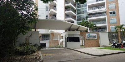 Excelente apartamento ubicado en el exclusivo sector El Vergel, de alta valorización, destacándose por ser un sector muy tranquilo y lleno de naturaleza. Ubicado en un quinto piso, consta de hall de recibo, sala, comedor, terraza y baño área social, amplia cocina cerrada con barra y cómoda lavandería habitación principal con balcón, mueble para tv, vestier y baño 2 habitaciones auxiliares con closet y balcón cada una, baño de habitaciones habitación de servicio con closet y baño sala tv  estudio, 3 parqueaderos y 2 depósitos, uno en el piso del apto y otro en el sótano 2. Dispone de excelentes zonas comunes Hall y sala de recibo, oficina de administración, completo salón social, confortable piscina con bbq, sauna, baños, gimnasio, squash, parque infantil, salón de esparcimiento. El edificio tiene 10 pisos, 1 ascensor, 32 aptos, planta eléctrica, tanque de agua, circuito cerrado de tv, shut de basuras, parqueadero para visitantes, salón para conductores y personal. INFO 3155586133