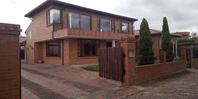 Bellísima casa campestre area 380m2, de 2 plantas, 4 alcobas con baño cada una, la principal con estudio, walking closet, jacuzzi y balcón, una de las 3 habitaciones restantes también tiene estudio, baño social, sala con chimenea, comedor independiente, cocina, comedor auxiliar, cuarto de servicio con baño, zona de ropas independiente, pisos en madera en las zonas sociales y las alcobas en tapete,  8 parqueaderos y 2 depósitos, cortinas romanas y black out, . Zona de bbq,  área total de 1.161 m2.