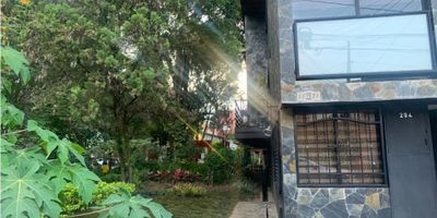 VENDO CASA EN MEDELLÍN, BARRIO SANTAFE,  Esquinera, con jardín y  tres niveles. Primer nivel con apartaestudio independiente con alcoba, baño, cocineta y estudio.  Segundo nivel con sala-comedor, cocina integral, 1 alcoba, 1 baño cabinado y balcón. Tercer nivel:  terraza con zona de ropas, habitación principal amplia con baño (con tina) y vestier. Espacio de parqueo destapado para un vehiculo. 

En unidad cerrada cerca al aeropuerto Enrique Olaya Herrera y al Terminal del sur. Vigilancia 24 horas. 

Sector centrico con muy buen servicio de transporte.
