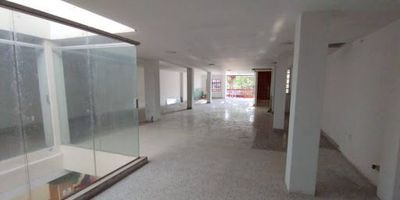 Local en arriendo, con 160 metros cuadrados, energía monofásica, ubicación ideal sobre parque principal de Marinilla, este local tiene todo lo que buscas para posicionar tu marca de la mejor manera, ideal para restaurantes o negocios alimenticios, te animas a conocerlo; En Umbral tenemos una opción siempre para ti.