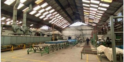 Bodega con área total de 7.450 m², construida en un terreno de 5.192 m², con frente de 52 mt x 100 mts de fondo. Cuenta con área de oficinas de 450 m² distribuidos en tres pisos. Área libre de bodega doble altura, más dos mezanines cada uno de 1.000 m² con medidas de 10 mts de ancho x 100 mts de fondo. Cuenta con pisos de alta resistencia con capacidad de carga portante de 5 Ton/m². Capacidad de carga eléctrica de 450 kva. 
