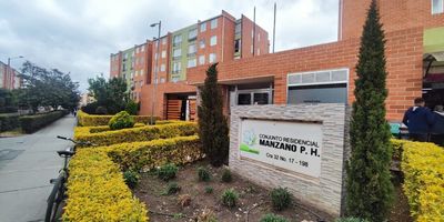 Apartamento para arriendo ubicado en la zona de ciudad verde, Soacha en unidad residencial completa con 26 torres de 6 pisos cada una con 4 apartamentos por piso. El apartamento se encuentra en el piso 2 En el podras disfrutar espacios comodos, amplios y luminosos.  Cuenta con 3 habitaciones, 1 bano, sala comedor, cocina semi integral y zona de ropas. Tiene cercania al colegio Brighton, universidad uniminuto, centro comercial prado verde, parroquia sagrados corazones de Jesus, supermercado olimpica y buen acceso a transporte publico.