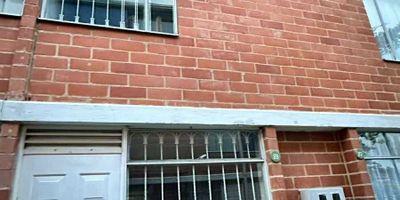 Casa en unidad cerrada compuesta por 100 propiedades, en el sector de tintal, cuenta con zonas bien
distribuidas compuesta de espacios independientes y compartidos que generan un ambiente
acogedor, ideal para un grupo familiar. Su ubicacion te permite disfrutar de un entorno tranquilo con
facil acceso a transporte publico, colegio tintal, universidad uniagustiniana, centro comercial Tintal, parroquia, clinica u hospital,
supermercado D1, ARA, gimnasio Smart Fit, restaurante KFC, entidad bancaria, facil acceso a vias principales.