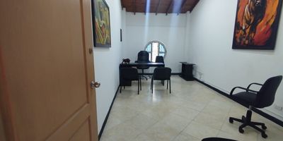 Se arrienda oficina ubicada en el exclusivo sector de Laureles, ideal para consultorio u oficina profesional. El espacio es amplio, ventilado e iluminado, ofreciendo un ambiente comodo y funcional para desarrollar tus actividades.
Cuenta con bano comun, cocineta comun, patio y excelente distribucion. Ubicada cerca del Primer Parque de Laureles, KFC, restaurantes, supermercados y con buen acceso a transporte publico. Una excelente opcion para profesionales que buscan ubicacion estrategica y comodidad.