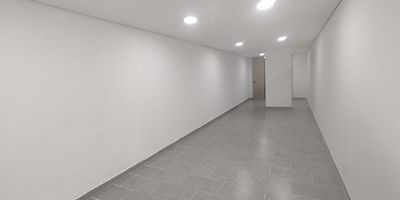 Local en arriendo en el sector de Belen Miravalle.
Este inmueble cuenta con un espacio amplio y versatil, ideal para emprender o expandir tu negocio. Dispone de un salon principal, 1 bano. Ubicado estrategicamente cerca del parque de Belen, el centro comercial Los Molinos y la calle 30. Ofrece excelente acceso al transporte publico y rutas integradas, facilitando la movilidad para clientes y empleados.