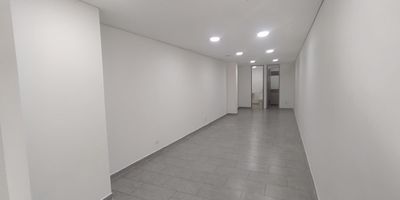 Local en arriendo en el sector de Belen Miravalle.
Este inmueble cuenta con un espacio amplio y versatil, ideal para emprender o expandir tu negocio. Dispone de un salon principal, 1 bano y cocineta. Ubicado estrategicamente cerca del parque de Belen, el centro comercial Los Molinos y la calle 30. Ofrece excelente acceso al transporte publico y rutas integradas, facilitando la movilidad para clientes y empleados.