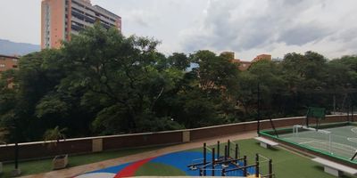 Acogedor apartaestudio en arriendo ubicado en el sector de Pontevedra, Envigado. Cuenta con 1 habitacion, 2 banos, 1 vestier, sala-comedor, cocina integral, red de gas, zona de ropas, balcones, 1 parqueadero y 1 cuarto util. Disfruta de espacios amplios, comodos y luminosos. Cercano al centro comercial La Casona, avenida El Poblado, gimnasios y con buen acceso a transporte publico.