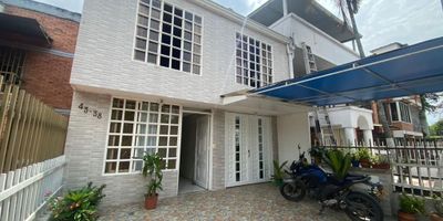 VENTA DE EXCELENTE CASA DE DOS NIVELES EN EL CANEY, SOBRE VIA COMERCIAL, IDEAL PARA NEGOCIO. PRIMER PISO: ANTE JARDIN AMPLIO SEMI TECHADA, FACHADA EN CERÁMICA, SALA, GARAJE (LOCAL COMERCIAL), BAÑO SOCIAL, BODEGA, COCINA, COMEDOR, PATIO AMPLIO. 2DO PISO: TRES HABITACIONES CADA UNA CON CLOSET, UN BAÑO, HALL DE ALCOBAS Y BALCÓN.  CON LEASING HABITACIONAL BANCO BOGOTÁ.