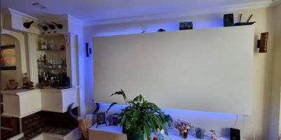 Gran oportunidad en Mosquera!  Se vende casa de 88m2 construidos (76m2 privados) en el Conjunto Residencial Reservas de Mallorca  Trebol de Guali Etapa 1. Distribuida en 3 pisos, cuenta con 4 habitaciones con closet, 3 banos, cocina integral con barra americana, chimenea, patio, red de gas natural, pisos en baldosa y marmol, citofono y circuito cerrado de TV. La propiedad tiene 13 anos de construida y se encuentra en excelente estado. Administracion: $130.000, parqueadero asignado: $30.000, y predial anual aprox.: $250.000. Ubicada en una zona residencial tranquila, con facil acceso a transporte, comercio y servicios. Ideal para familias que buscan comodidad, seguridad y valorizacion. Tu nuevo hogar te espera en Mosquera! 