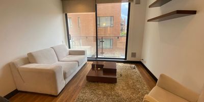 Encantador apartamento en arriendo AMOBLADO en el distinguido sector de Santa Bárbara, con acceso privilegiado a múltiples vías y la conveniencia de tener el prestigioso centro comercial Unicentro a un paso de tu hogar. Al adentrarte, te cautivará la vista interior hacia un  jardín, un escenario de serenidad que te invita a relajarte y desconectar del bullicio citadino. Con una distribución estratégica de  51m2, este espacio te recibe con una amplia sala comedor, cocina integral abierta, con su moderna barra americana .En la habitación principal, un lujoso walk-in closet te espera, una segunda habitación con closet pequeña, adicionalmente consta dos baños que deslumbran con sus acabados de primera calidad. Además, contarás con un parqueadero cubierto y un práctico depósito, asegurando que todas tus necesidades estén cubierta. Cod: 3241