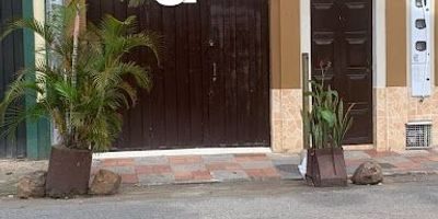  Se arrienda local  Barrio Antonia Santos excelente ubicación zona alta influencia peatonal vehicular y residencial cerca de restaurantes, colegios, clínicas, parque Valor del arriendo $1.600.000 mensuales Área 34 m Estrato 4Especificaciones1 baño1 habitación o espacio cerrado adicionalServicios de luz y agua propiosIdeal para oficina, consultorio o pequeño negocio.¡Excelente ubicación en zona central y de fácil acceso!pregunta por él, bajo el código Inmobiliario 1420-352 ¡Contáctanos! Agenda tu cita y con gusto te asesoramos.Contactos 3006684439  3025908733  3026225944Somos GRUPO ANDINO INMOBILIARIO, con nosotros tendrás tus trámites más fácil y rápido.