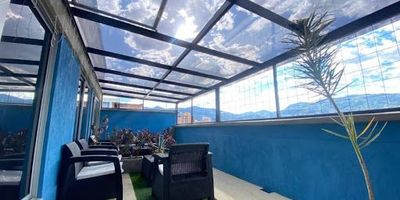 Local comercial ideal para consultorio u oficina, con un área total de 84 m². Distribuido en un amplio salón principal y dos espacios privados tipo oficina, cuenta con dos baños adaptados para personas con discapacidad. Todo el espacio está climatizado con aire acondicionado, garantizando confort durante toda la jornada laboral. El edificio ofrece portería 24 horas y se encuentra en una ubicación estratégica, cerca del centro comercial Unicentro, la Universidad Pontificia Bolivariana, el Éxito de Laureles, la Av. 33 y la Circular 1. Zona con alto flujo peatonal y vehicular, excelentes conexiones de transporte público y rodeada de comercio, bancos, clínicas y restaurantes. Perfecto para profesionales que buscan comodidad, visibilidad y accesibilidad.