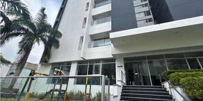 Apartamento en arriendo en Riomar Barranquilla, cerca al Parque del Buenavista. Edificio con zonas sociales, piscina, parque infantil, salón social, vigilancia privada y parqueadero para visitas. Apartamento amplio con cocina cerrada, tres alcobas más la de servicio. Más información y cita comunícate hoy. 