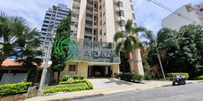 Hermoso apartamento tipo dúplex para venta en sector exclusivo y tranquilo de la ciudad, Edificio Dubái distribuido con elegancia y funcionalidad, le ofrecen en el primer nivel una amplia sala, balcón tipo terraza con vista imponente a la ciudad, comedor, hall de TV, cocina integral totalmente equipada con gasodomésticos de alta gama, un baño social para visitas, zona de ropas independiente, y cuarto de servicio con baño, en el segundo nivel un estudio y 3 acogedoras habitaciones, cada una con su respectivo closet y baño privado, la principal de ellas con jacuzzi y un balcón con vista a la ciudad. El apartamento cuenta con 2 parqueaderos, y una bodega. El edificio tiene vigilancia 24 horas y una completa zona social. Programa y agenda tu cita.