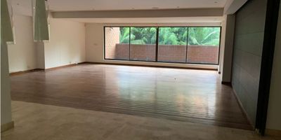 Apartamento en venta en El Poblado – Medellín

¡Espacios amplios, ubicación estratégica y todo el confort que necesitas!

Apartamento de 366 m², perfecto para quienes buscan comodidad, zonas verdes y cercanía a todo: supermercados, universidades, centros comerciales, parques y más.

Características destacadas:

 


 3 habitaciones
 3 baños
 3 clósets
 Alcoba de servicio
 Sala y comedor
 Cocina integral
 Zona de ropas
 Terraza
 2 parqueaderos cubiertos
 Cuarto útil
 Ascensor
 Piscina infantil


Ubicado sobre vía principal, en zona residencial y comercial, con excelente acceso a transporte público.

Agenda tu cita hoy mismo al 3044481658.

¡Haz de este lugar tu nuevo hogar en El Poblado!

