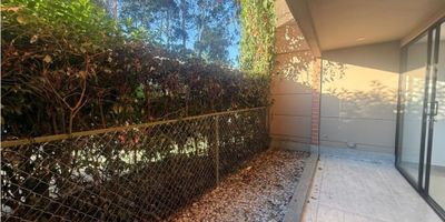 Te presentamos este hermoso apartamento en venta ubicado en Rionegro, una de las zonas más prósperas y buscadas en Antioquia. Este inmueble cuenta con un área total de 111 M2. Ideal para aquellas personas que buscan un lugar amplio, moderno y en una excelente ubicación.

Este apartamento cuenta con 3 alcobas, perfectas para adecuar a tus necesidades y estilo de vida. Además, cuenta con 2 baños completos, uno de ellos ubicado en la habitación principal, lo que te brinda mayor comodidad y privacidad en tu día a día. 

Si eres amante de la cocina, este lugar te encantará. Cuenta con una moderna y funcional cocina integral, ideal para preparar tus comidas favoritas de manera práctica y organizada. Además, podrás disfrutar de la comodidad de tener un calentador a tu disposición, lo que te brindará agua caliente en todo momento.

Al ingresar a este piso de Rionegro, te sorprenderá su impecable suelo de cerámica, dependiendo de tu preferencia. Además, cuenta con doble ventana,acceso al jairdin 3M2, lo que te permitirá disfrutar de una excelente iluminación y ventilación en todas las áreas de la propiedad.

En cuanto a sus características externas, este apartamento te ofrece un acceso pavimentado que te llevará directamente a una amplia zona de garaje, donde encontrarás un espacio exclusivo para tu vehículo.

Esta propiedad se encuentra en una excelente ubicación, cerca a  centros comerciales, lo que te permitirá acceder a una amplia variedad de servicios y entretenimiento sin tener que alejarte demasiado. Además, encontrarás colegios y universidades cercanos, ideales si tienes hijos en edad de estudiar.

Otra de las grandes ventajas de este lugar es que cuenta con parqueadero para visitantes, lo que te permitirá recibir a tus amigos y familiares cómodamente. Además, cuenta con una portería, así como con vigilancia las 24 horas, lo que te brinda mayor seguridad y tranquilidad dentro de la urbanización cerrada.

No pierdas la oportunid