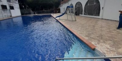 vendo  esta amplia  y atractiva  casa , biniveles, esquinera , Contáctame para más información. Amanda - 3122579619, cuenta con espacios confortables, salacomedor, estudio, cocina integral, 7 habitaciones y 4 baños, amplio balcon, terraza para zona de oficios, , area social con piscina, juegos infantiles, tanque de almacenamiento  de agua, acceso a facil transporte publico, perfecta para una familia numerosa o para invertir en alquiler. Con 253 metros cuadrados, espacio comodo  para todos. Además, cuenta con 1 parqueadero para tu comodidad. ¡No dejes pasar esta oportunidad!