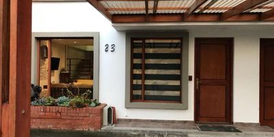 Descubra la casa de sus sueños en el exclusivo conjunto Villas de Marbella Chía. Esta impresionante propiedad bañada en luz natural, le ofrece un estilo de vida inigualable. Disfrute de una generosa zona verde privada, perfecta para crear momentos inolvidables al aire libre, complementada por un área de BBQ privada para sus reuniones sociales. La casa cuenta con un diseño funcional. En su interior, encontrará 3 cómodas habitaciones, un estudio ideal para trabajar o estudiar desde casa, y 3 baños elegantemente terminados y una sala de juegos tiene dos parqueaderos.  paisaje hermoso ya construcciones, además esta cerca a guaymaral evitas el peaje y tiene salida sin Trancón para centro chía y Fontanar es un sitio estratégico    El conjunto residencial eleva su experiencia de vida . No pierda la oportunidad de vivir en este oasis de tranquilidad y confort.