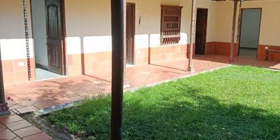 Se renta casa campestre en marinilla, en vereda san bosco,rodeada de zona verde y arboles frutales, consta de 7 habitaciones,4 banos, 5 closet, sala comedor, cocina integral, zona de ropas, estudio, patio.parqueadero para 2 carros.