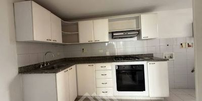 Arriendo apartamento en Envigado, sector Jardines, al lado del centro comercial Viva. Excelente ubicación con fácil acceso y muy buen transporte público, en urbanización con agradables zonas comunes. Aptode 89 M2, con 3 alcobas, 3 baños, sala-comedor, cocina integral, balcón, zona de ropas, parqueadero privado y cuarto útil. Estrato 5. Precio de arriendo $3.700.000