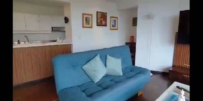 Arriendo Apartaestudio Amoblado – Los Cerezos, El Poblado

¡Vive con estilo, confort y excelente ubicación en el exclusivo sector de La Visitación en El Poblado!

Este apartaestudio amoblado de 60 m² se encuentra en una unidad cerrada con portería permanente, ascensor piso a piso y parqueadero para visitantes. Cuenta con 1 amplia alcoba, 2 baños, salón comedor, cocina integral con barra americana, zona de ropas, balcón y parqueadero privado. Todo el mobiliario está incluido, listo para mudarte.

Ubicación privilegiada:
A pasos de los malls Zona Dos y La Visitación (con opciones como Carulla, D1, Sushi Market, Olivia, Frisby, Tostao, Colanta, entre otros), a solo 10 minutos caminando del Parque La Visitación, Centro Comercial El Tesoro, y la vibrante zona de Provenza, conocida por sus restaurantes, bares y vida nocturna.

 Canon de arriendo: $4.000.000
Uso: Vivienda
 Incluye parqueadero

Ideal para profesionales, parejas o extranjeros que busquen una vivienda amoblada, segura y cerca de todo en una de las mejores zonas de Medellín.