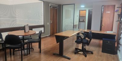 Venta de oficina ubicada en 5to piso, con un área de 150 mts, cuenta con 8 oficinas, cocineta y 2 baños (con opcion de un 3er baño interno). Bateria de baños fuera para hombres y mujeres. Tiene 2 garajes.